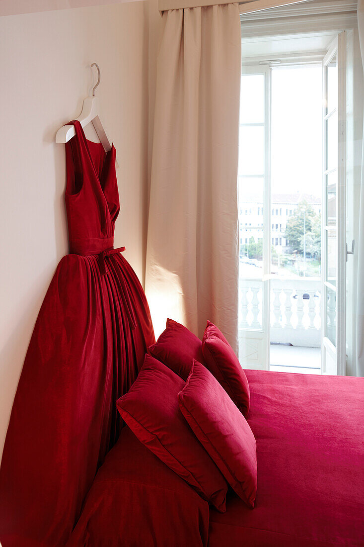 Zimmer 'Sleeping in a Ballgown' mit Bett in Form eines Abendkleids, Hotel Maison Moschino, Via Monte Grappa 12, Mailand, Italien