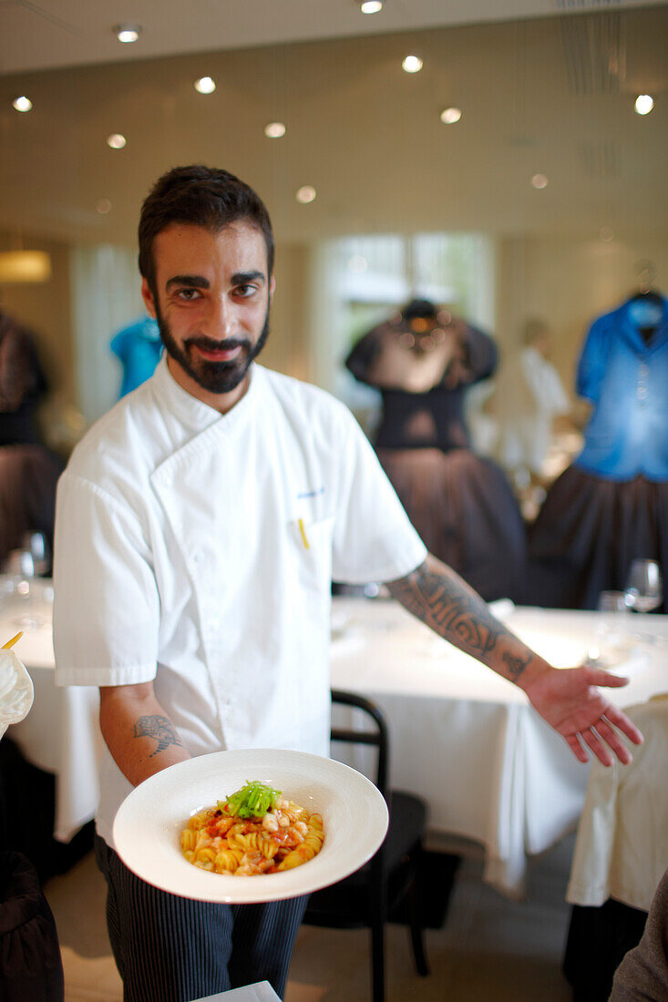 Chef mit Teller Pasta, Restaurant des Hotel Maison Moschino, Via Monte Grappa 12, Mailand, Italien