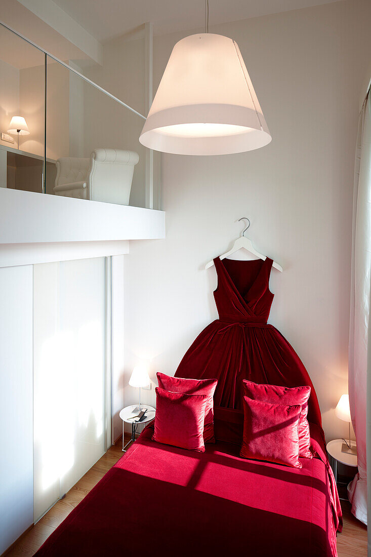 Zimmer 'Sleeping in a Ballgown' mit Bett in Form eines Abendkleids, Hotel Maison Moschino, Via Monte Grappa 12, Mailand, Italien