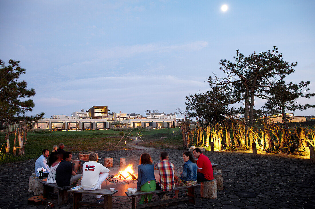 Gäste abends an der Feuerstelle 'Ring of Fire', Garten des Hotel Areias do Seixo, Povoa de Penafirme, A-dos-Cunhados, Costa de Prata, Portugal