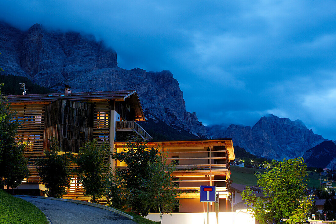 Lagacio Hotel Mountain Residence am Hausberg Kleiner Lagazuoi im Dorf S. Cassiano, Alta Badia, Italien