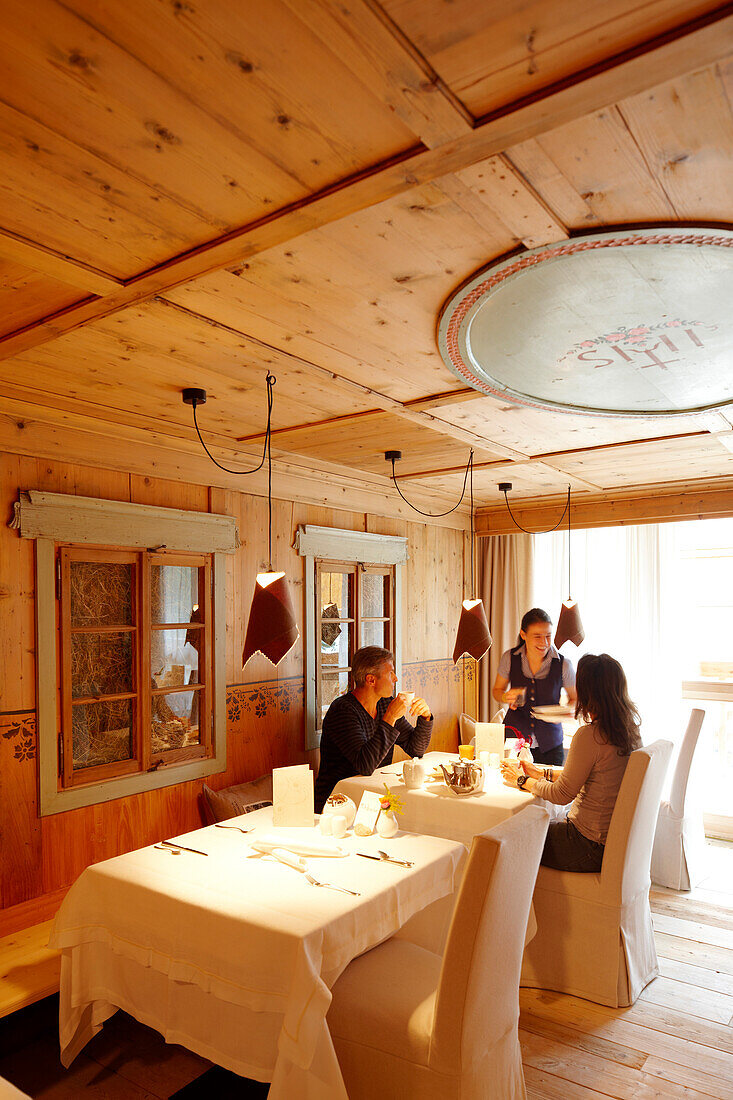 Gäste beim Frühstück im Lagacio Hotel Mountain Residence, S. Cassiano, Alta Badia, Italien