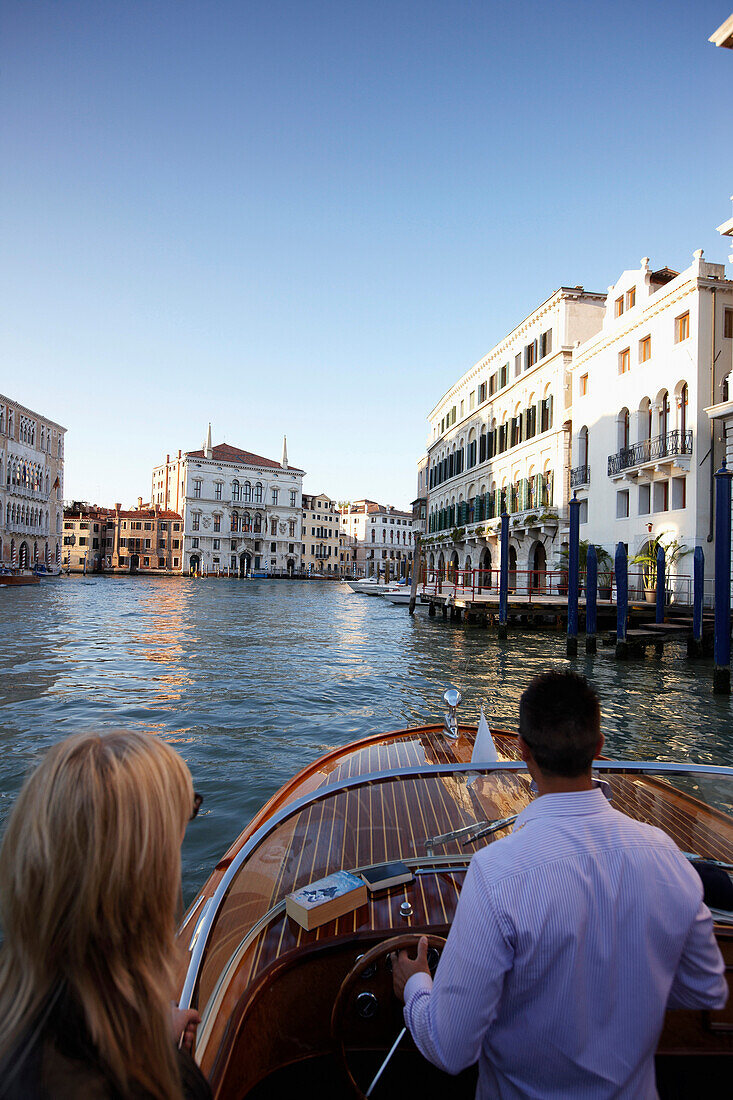 Wassertaxi auf dem Canal Grande mit Gästen des Palazzina Grassi Hotel, Design Philippe Starck, Sestriere San Marco 3247, Venedig, Italien