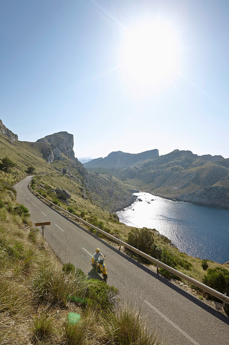 Küstenstraße MA-2210 zum Cap de Formentor, rechts Bucht Cala Figuera, Halbinsel Formentor, Nordküste, Mallorca, Balearen, Spanien