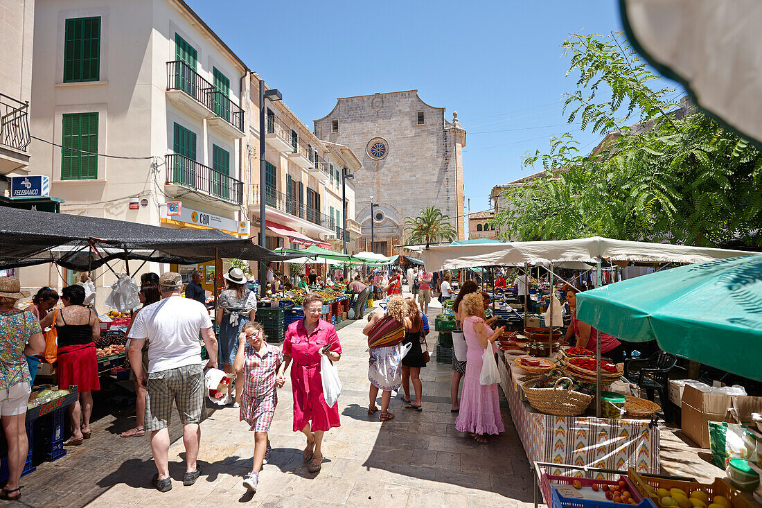 Market in the centre of Santanyi with church Sant Andreu on Placa Mayor, Mallorca, Balearic Islands, Spain
