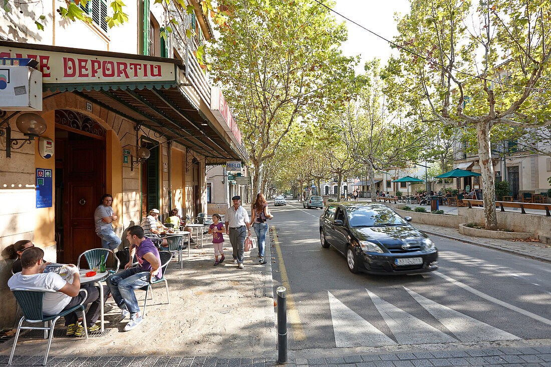 Café Deportiu, Hauptstraße am Dorfplatz, Passeo, unter Platanen, Carrer de Joan Rivtort, Esporles, nördl. Palma, Mallorca, Spanien