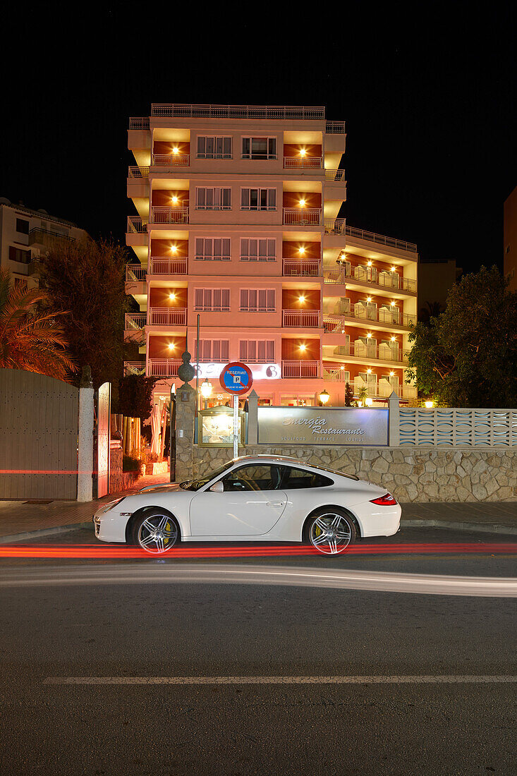 Weißer Porsche abends vor Energia Cocktail Bar and Lounge, Playas del Rey Boutique Hotel, Santa Ponsa, Mallorca, Spanien, Mallorca, Balearen, Spanien