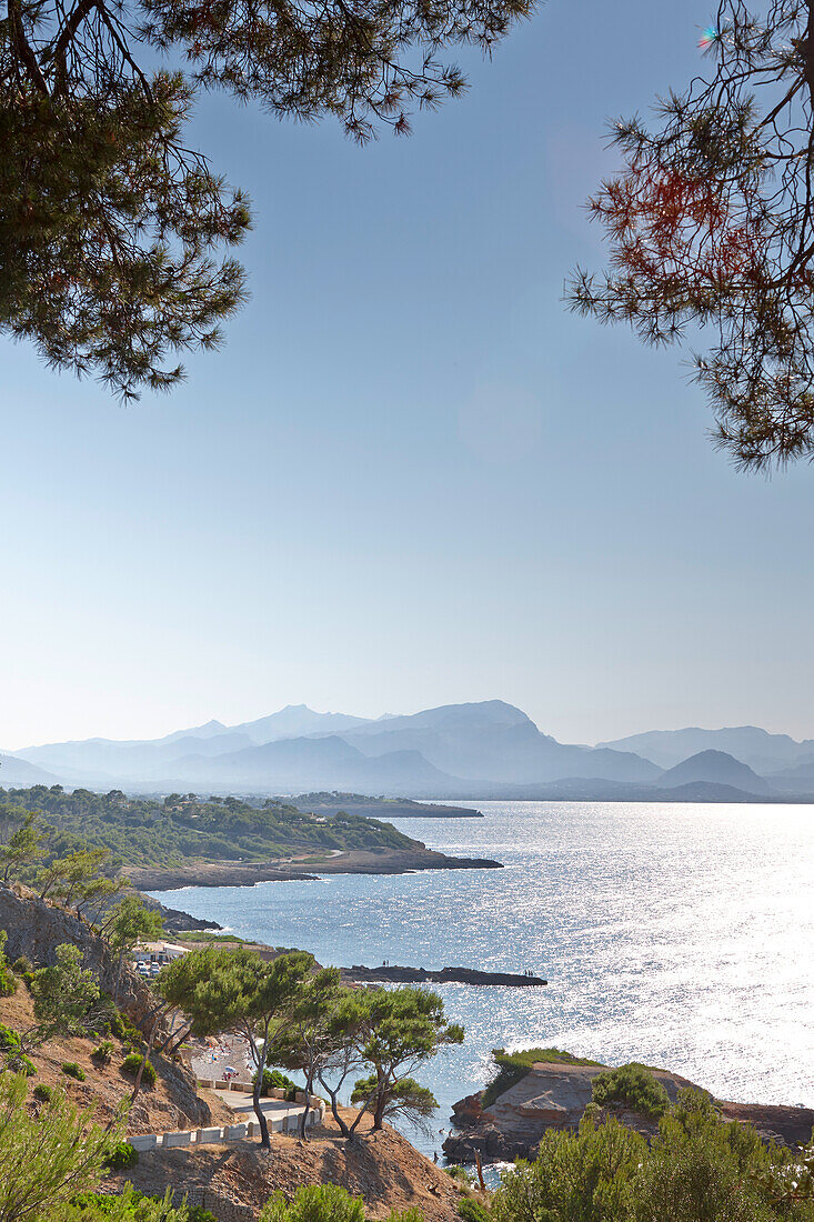 Küstenstraße führt zur Kapelle S'Illot, Blick auf kleinen Strand Playa S'Illot, Halbinsel bei Alcudia, Bucht von Pollenca, Mallorca, Balearen, Spanien