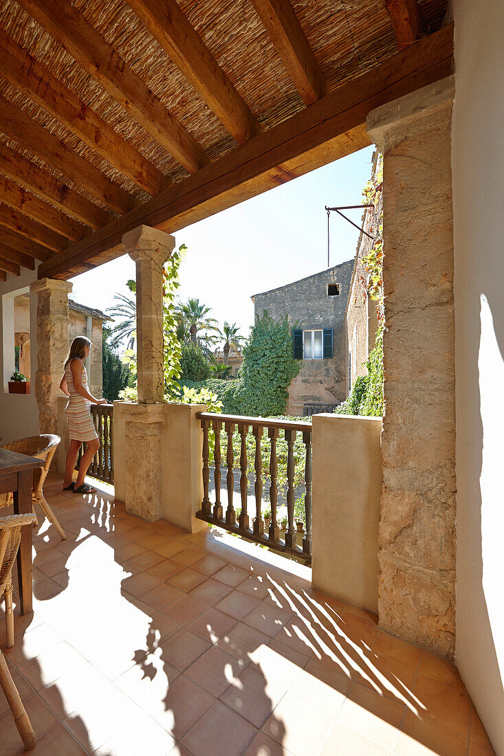 Frau steht auf überdachter Loggia, Apartement Garnacha, Finca Raims, Algaida, Mallorca, Balearische Inseln, Spanien