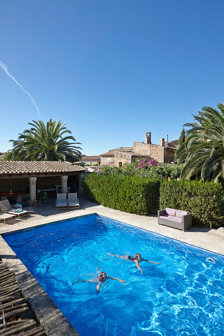 Zwei Mädchen schwimmen im Pool, Finca Raims, Algaida, Mallorca, Balearische Inseln, Spanien