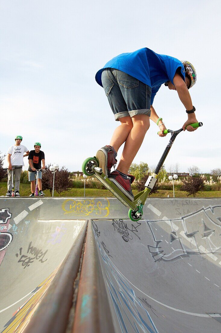 Teenager mit City-Scooter im Skatepark, Leioa, Bizkaia, Baskenland, Spanien