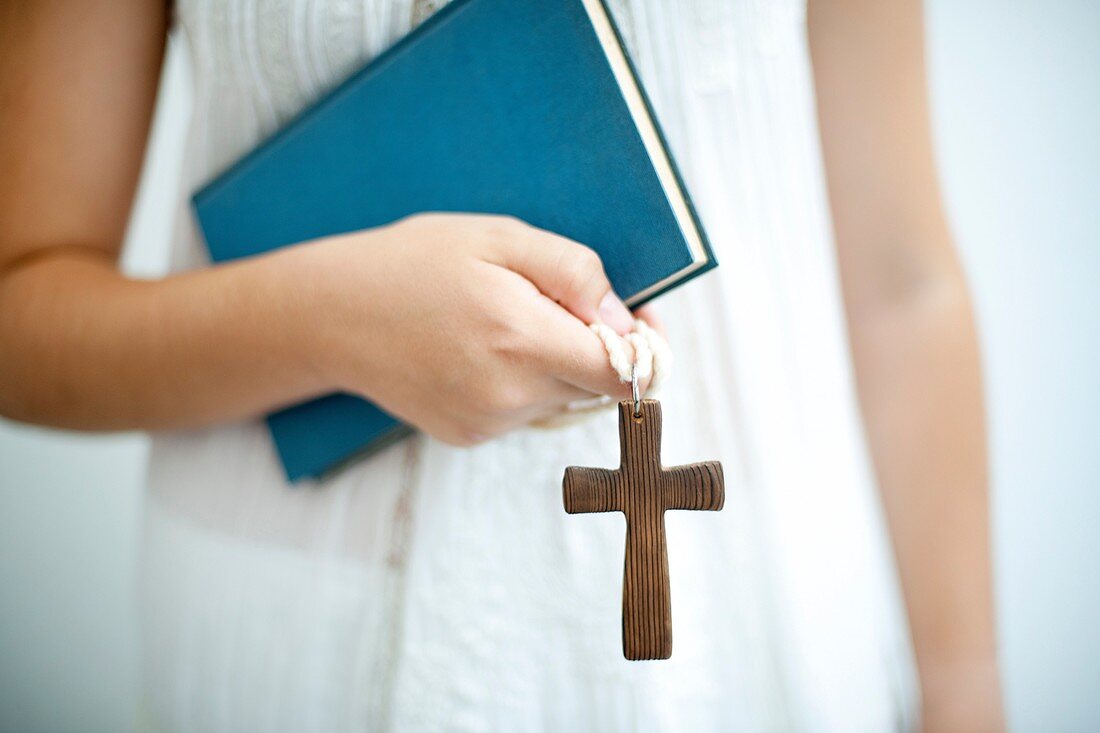 joven religiosa con cruz en la mano y libro de lectura , Young religious youth with cross in hand and religios book
