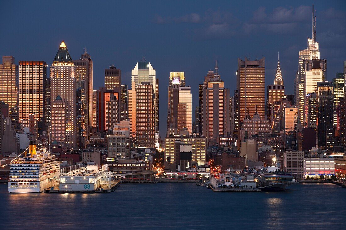 MIDTOWN SKYLINE HUDSON RIVER MANHATTAN NEW YORK CITY USA