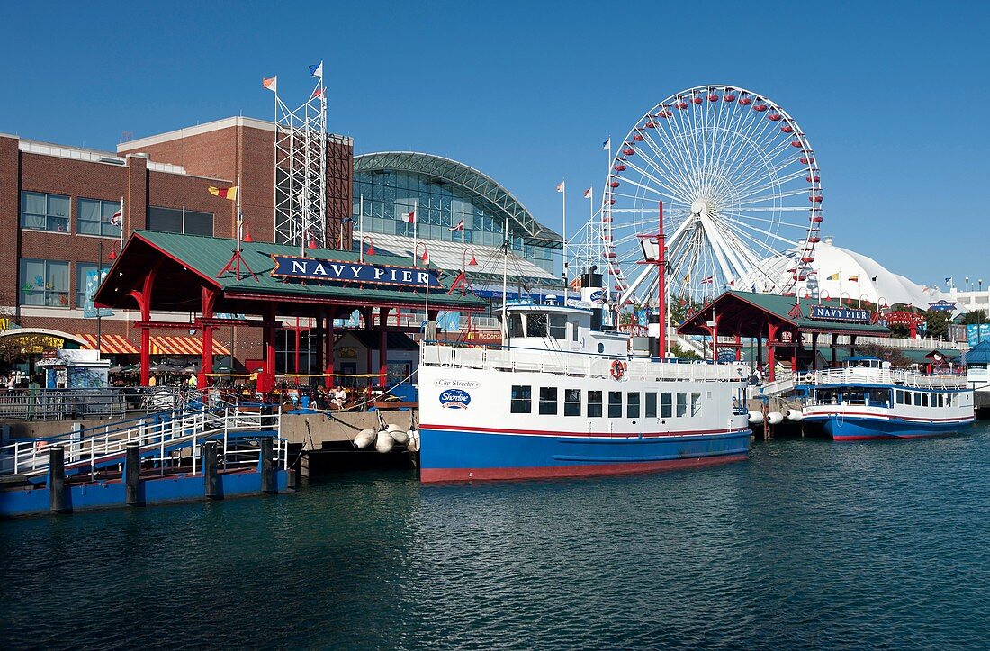 TOUR BOATS NAVY PIER QUAY DOWNTOWN CHICAGO ILLINOIS USA