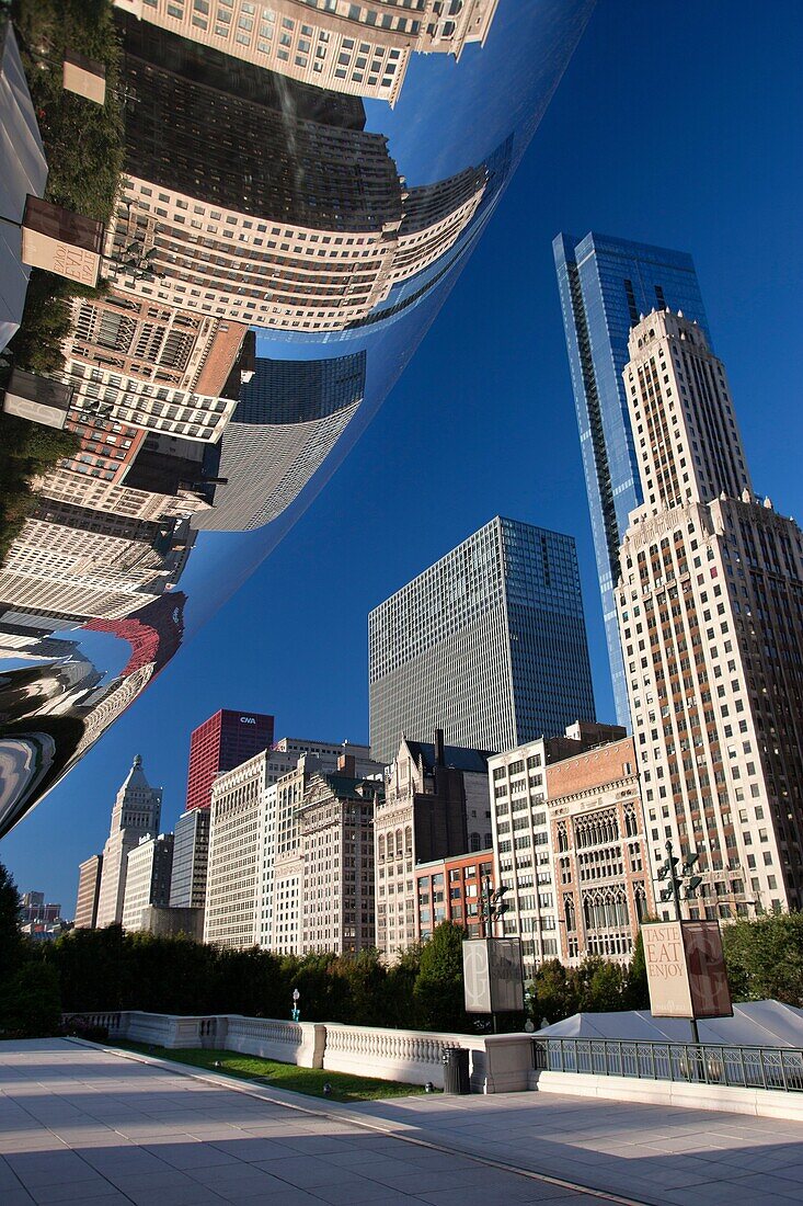 SKYLINE REFLECTED IN CLOUDGATE SCULPTURE DOWNTOWN CHICAGO ILLINOIS USA