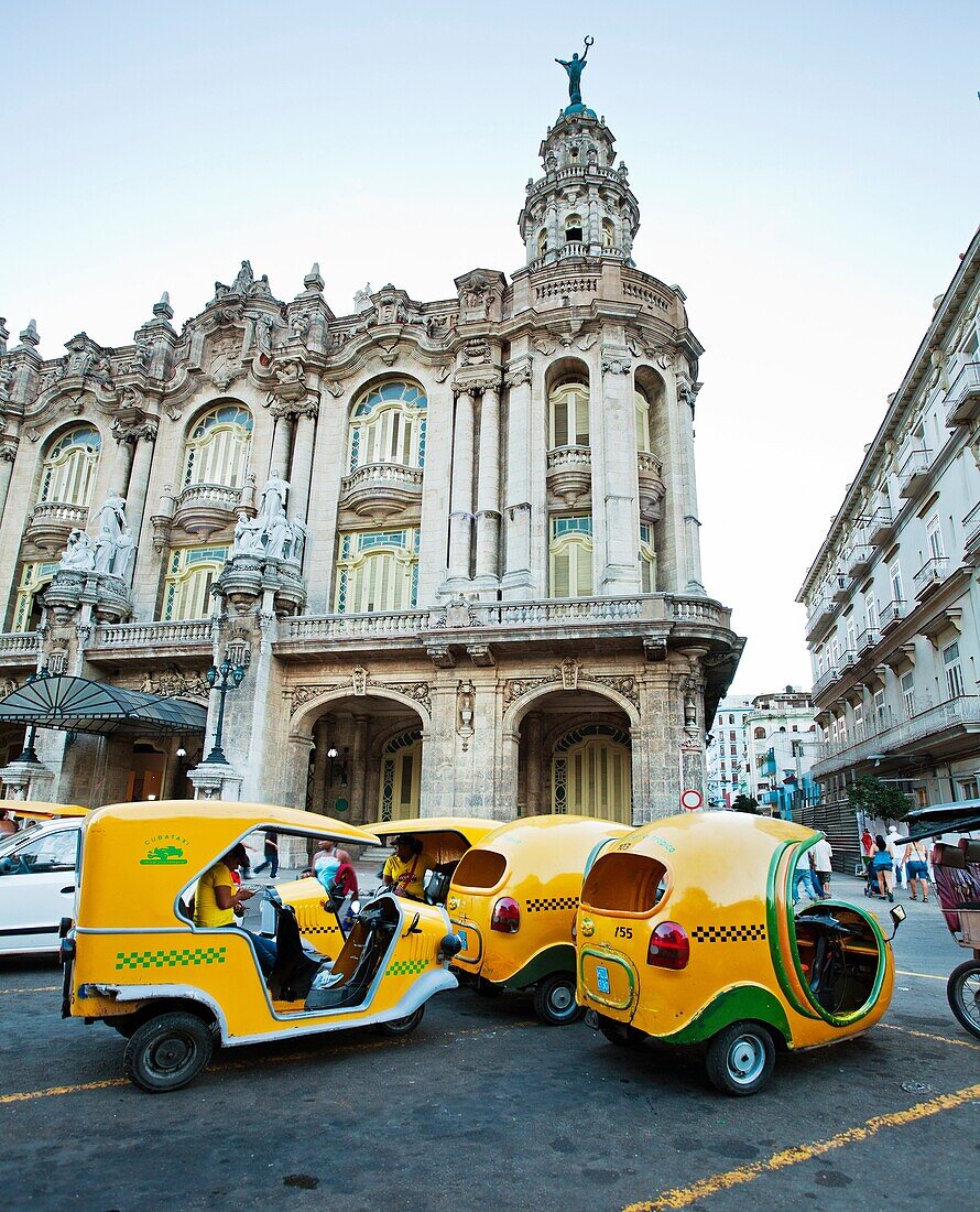Coco taxis, Centro Gallego, Centro Havana, La Havana, Cuba.