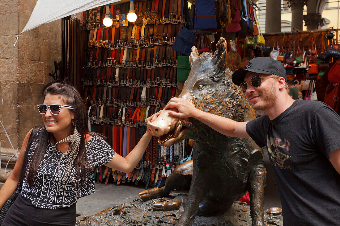 Tourists at Il Porcellino, skulpture of a wild pig, Loggia des Mercato Nuovo, historic centre of Florence, UNESCO World Heritage Site, Firenze, Florence, Tuscany, Italy, Europe