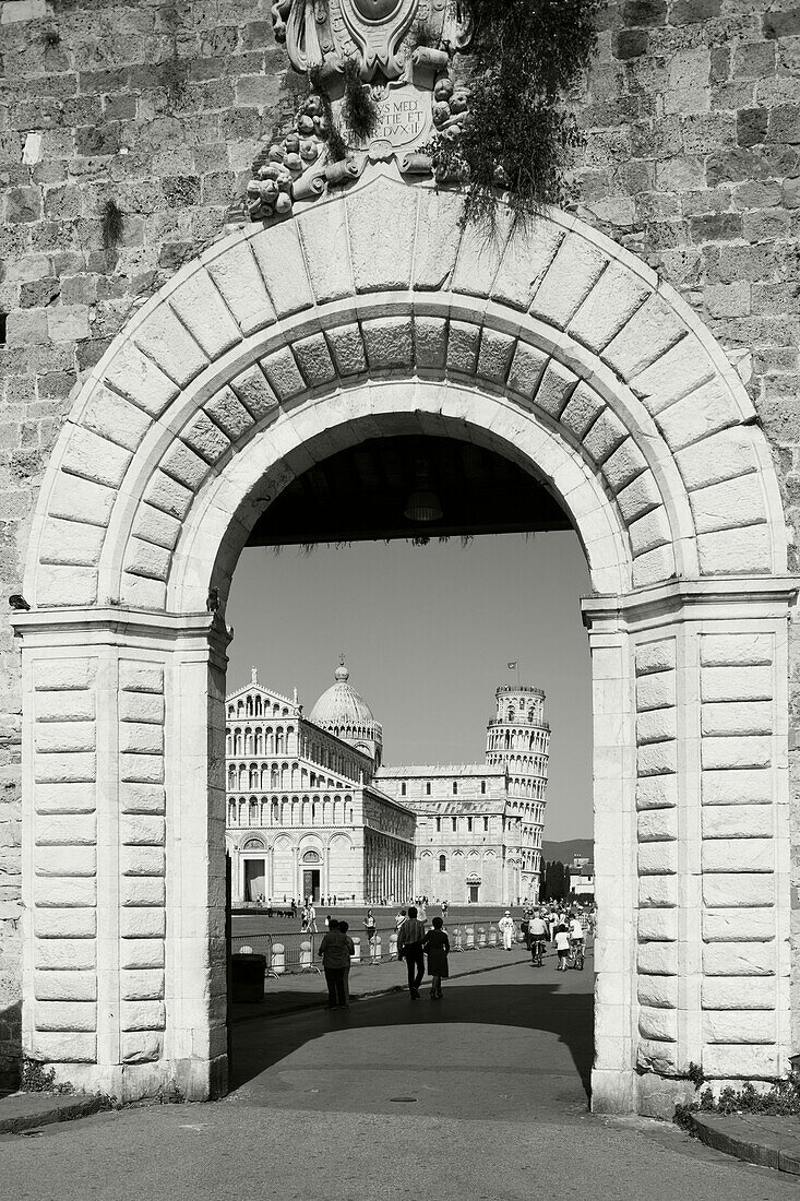 Cathedral with the leaning tower seen through the gates, Torre pendente, leaning tower, Piazza dei Miracoli, Piazza del Duomo, UNESCO World Heritage Site, Pisa, Tuscany, Italy, Europe
