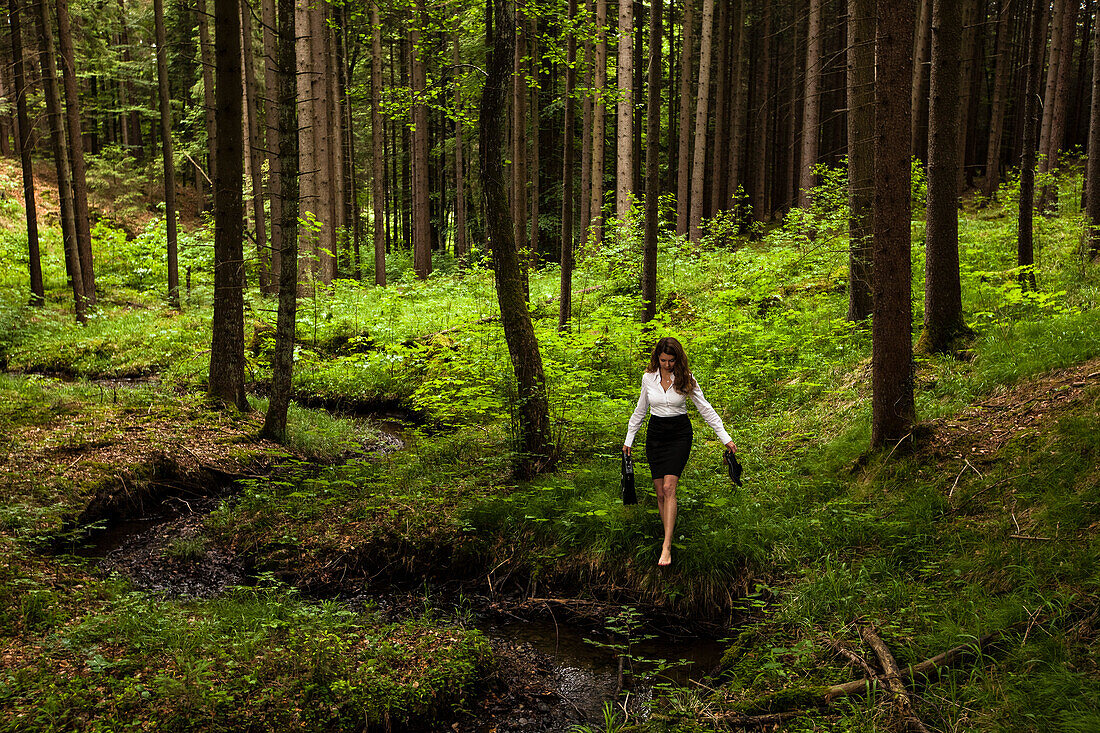 Junge Frau im Business Kostüm im Wald, Bayern, Deutschland