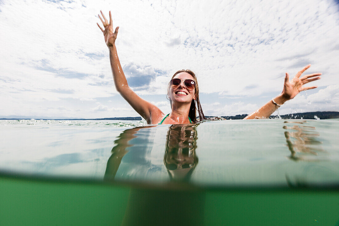 Junge Frau badet im Starnberger See, Bayern, Deutschland