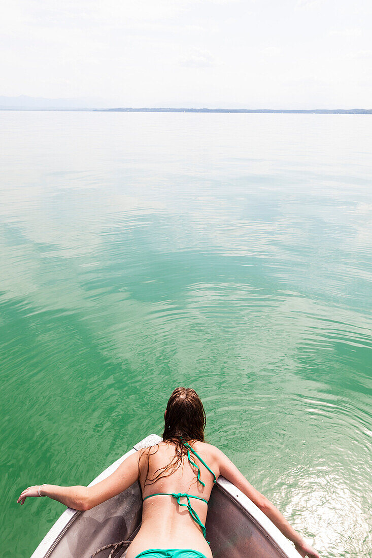 Junge Frau in einem Boot, Starnberger See, Bayern, Deutschland