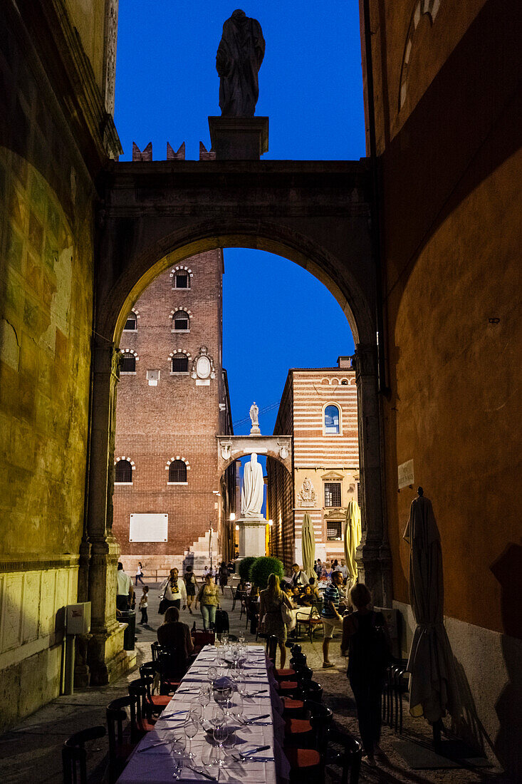 Straßenrestaurant am Abend, Piazza dei Signori, Verona, Venetien, Italien