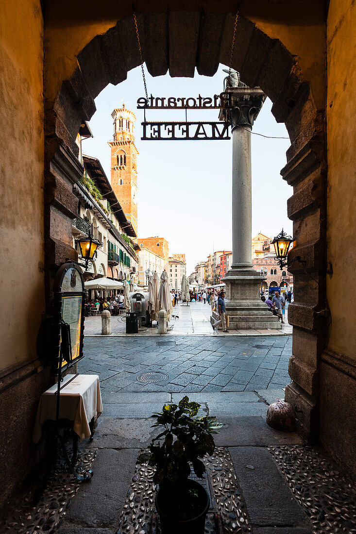 Blick auf Piazza delle Erbe, Verona, Venetien, Italien