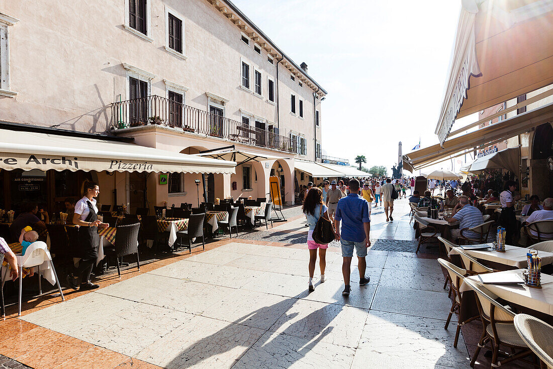 Restaurants im historischen Zentrum, Bardolino, Venetien, Italien