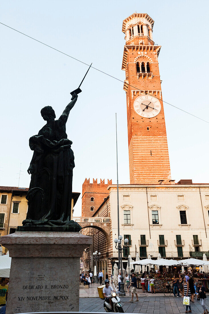 Torre dei Lamberti, Piazza delle Erbe, Verona, Venetien, Italien