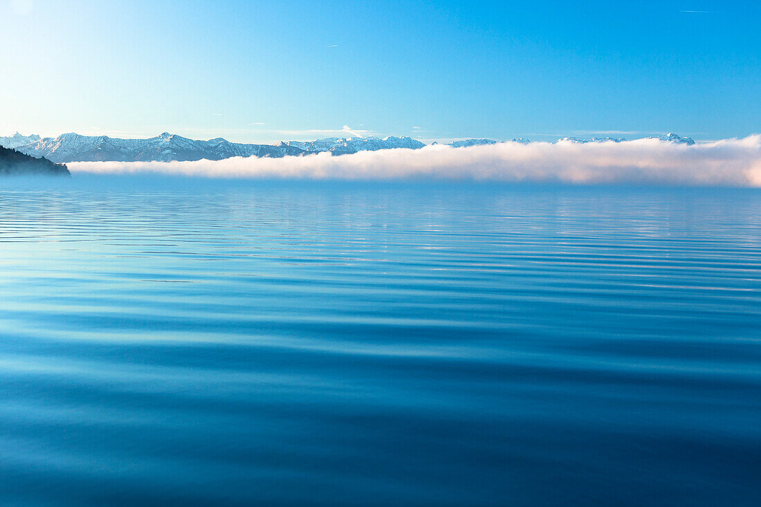 Bodennebel über dem Starnberger See, Alpen mit Zugspitze im Hintergrund, Bayern, Deutschland