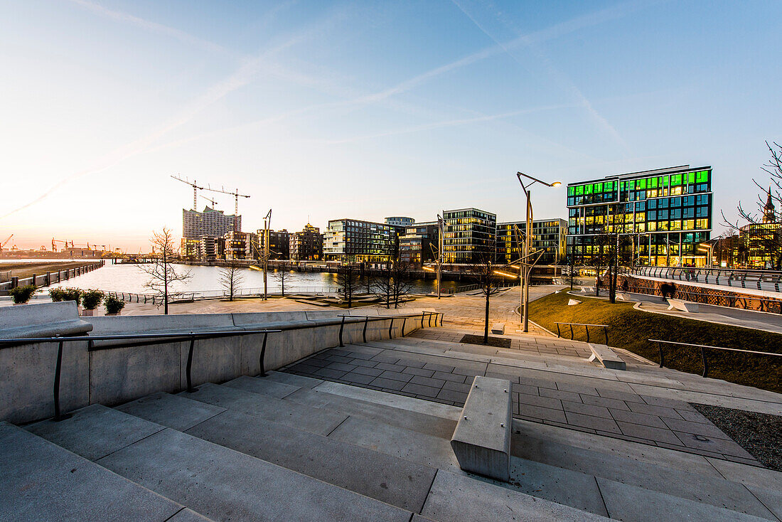 Moderne Architektur in der Dämmerung am Kaiserkai mit Blick auf den Grasbrookhafen, Hafencity, Hamburg, Deutschland