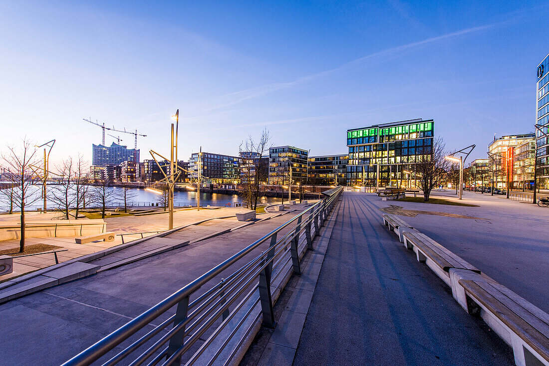 Terrassen mit Sitzbänke, moderne Architektur in der Dämmerung, Kaiserkai, Grasbrookhafen, Hafencity, Hamburg, Deutschland