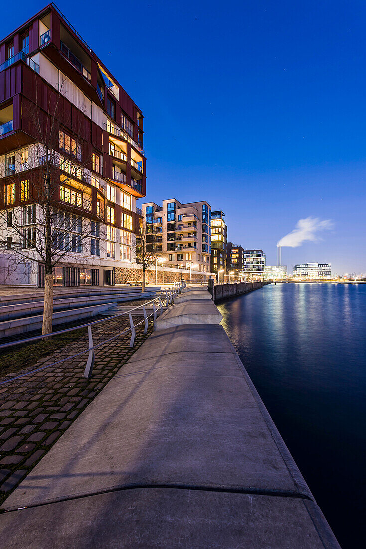 Moderne Architektur in der Dämmerung am Kaiserkai, Blick auf den Grasbrookhafen, Hafencity, Hamburg, Deutschland