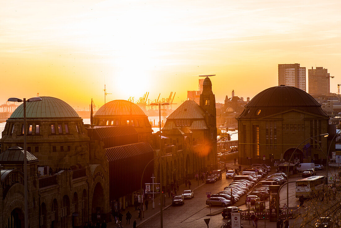 Sonnenuntergang über dem alten Elbtunnel und den Landungsbrücken am Hafen, Hamburg, Deutschland