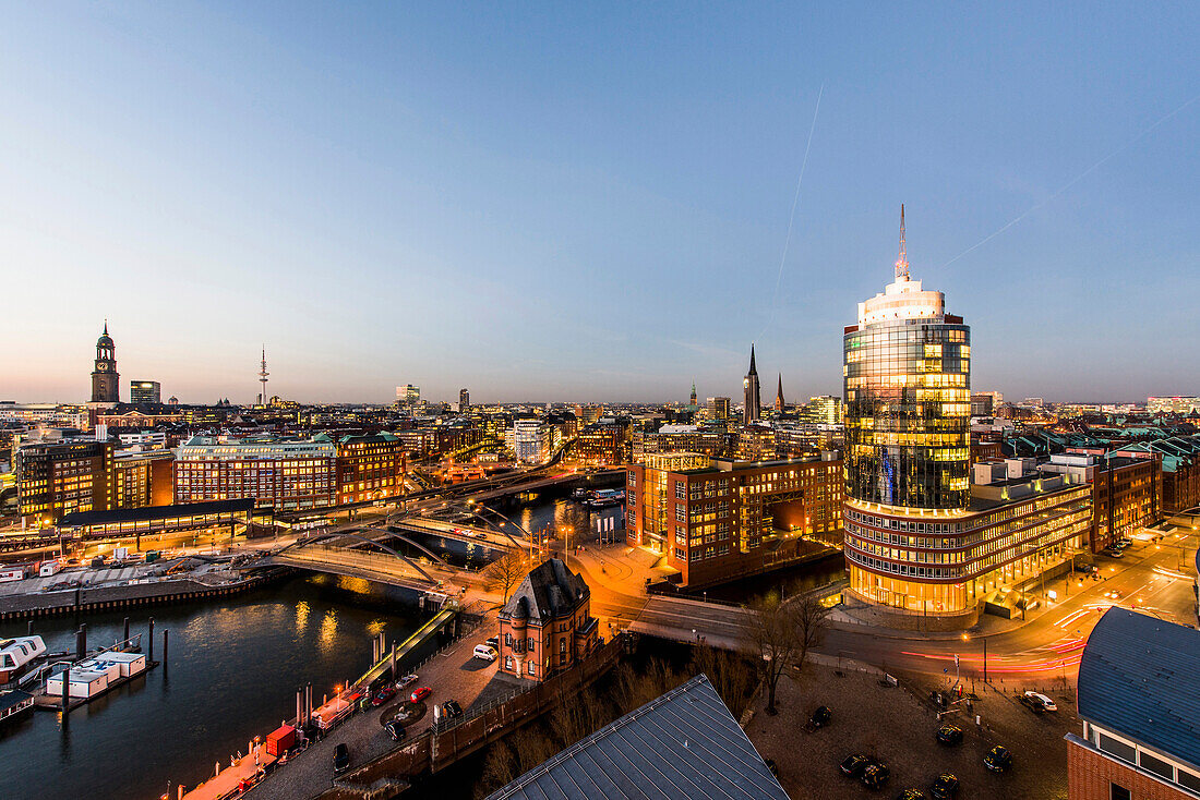 Blick auf Hamburg in der Dämmerung, Am Baumwall, Elbe von der Kehr Wieder Spitze, Hamburg, Deutschland