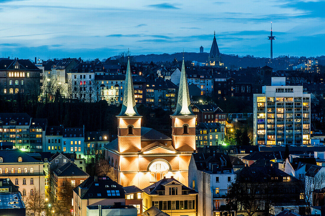 Blick auf Wuppertal und die Laurentiuskirche in der Abendämmerung, Wuppertal, Nordrhein-Westfalen, Deutschland