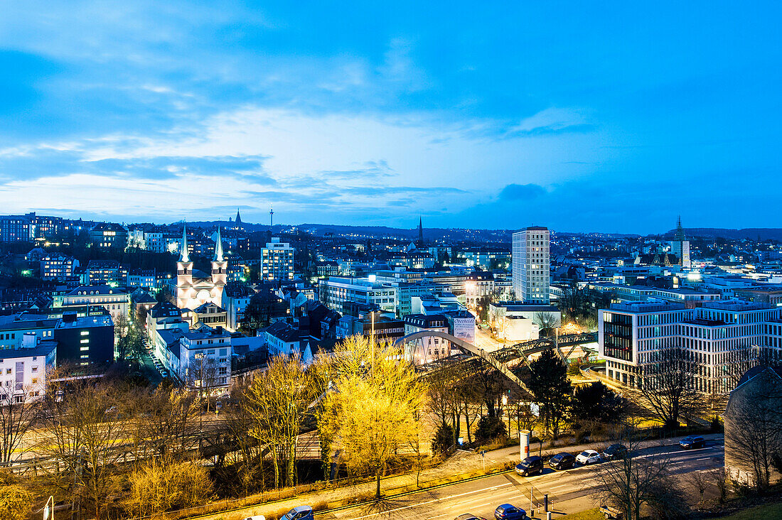 Blick auf Wuppertal in der Abendämmerung, Wuppertal, Nordrhein-Westfalen, Deutschland
