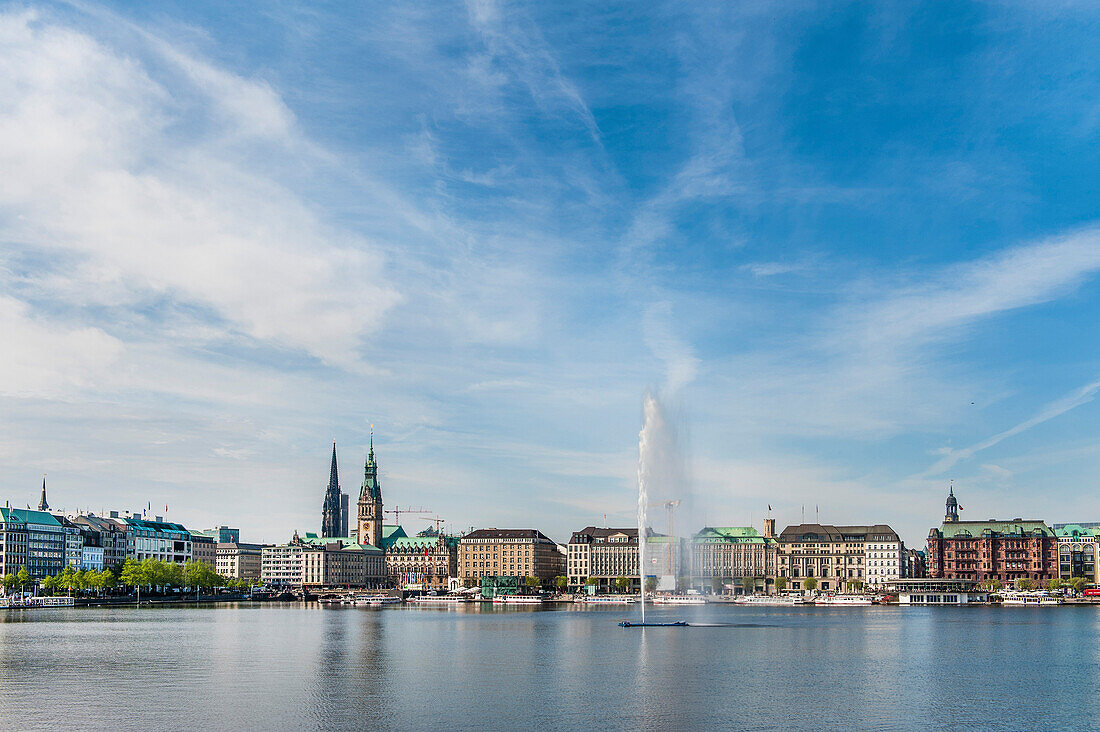 Blick auf die Binnenalster mit Rathaus Jungfernstieg und Fontäne, Hamburg, Norddeutschland, Deutschland