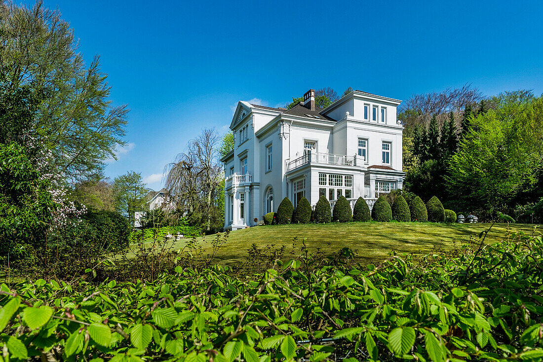 Villa in den Elbvororten von Hamburg, Norddeutschland, Deutschland