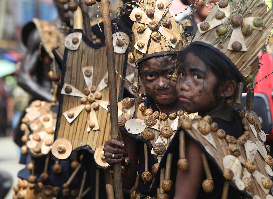 Zwei Kinder mit schwarzer Körperbemahlung, Ati Atihan Festival, Kalibo, Aklan, Visaya, Insel Panay, Philippinen