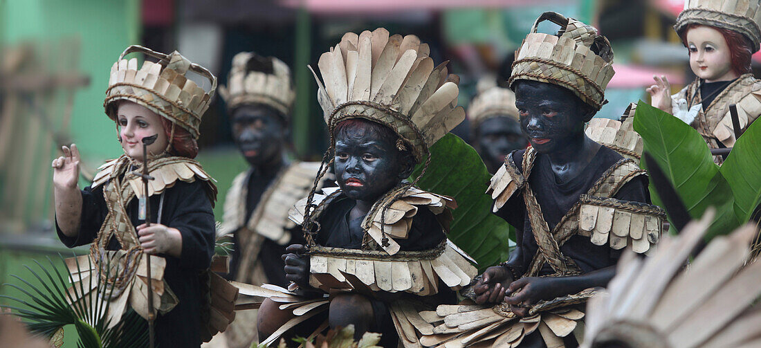 Kinder mit schwarzer Körperbemahlung und Puppe Santo Nino,  Ati Atihan Festival, Kalibo, Aklan, Visaya, Insel Panay, Philippinen