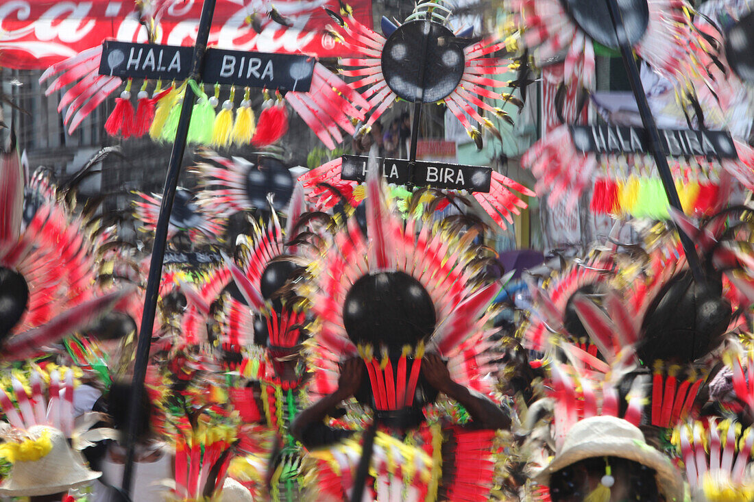 Festliche Kleidung und Schilder, Ati Atihan Festival, Kalibo, Aklan, Visaya, Insel Panay, Philippinen