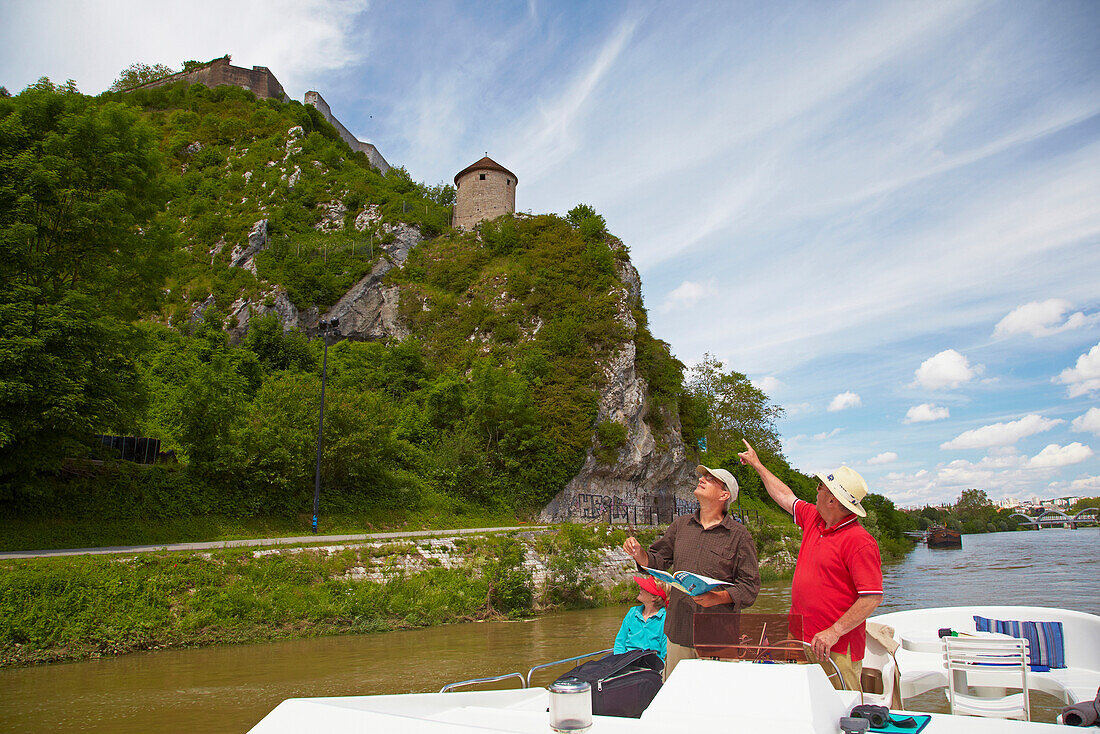 Hausboot auf dem Wasserweg Doubs-Rhein-Rhone-Kanal bei Besancon, Zitadelle, Doubs, Region Franche-Comte, Frankreich, Europa