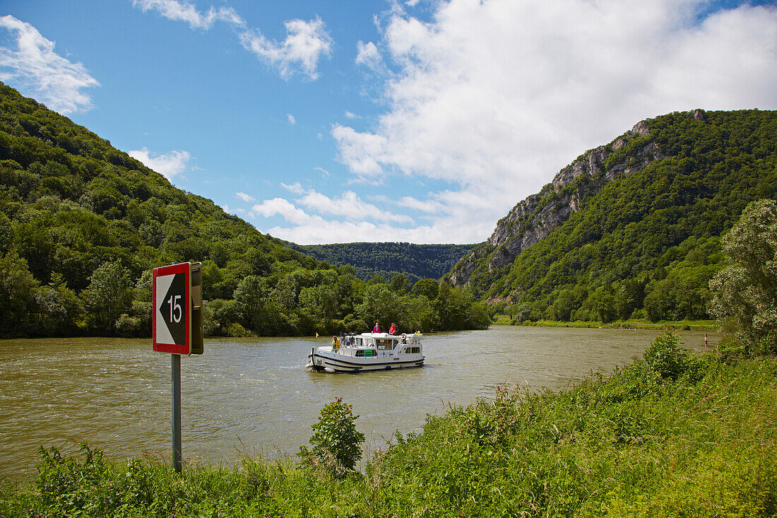 Houseboat in the Doubs-Rhine-Rhone-channel near Douvot, PK 98, Doubs, Region Franche-Comte, France, Europe