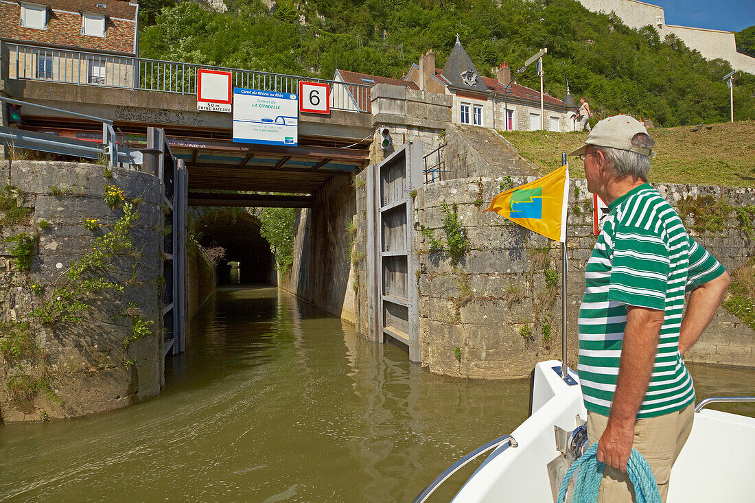 Einfahrt zum Tunnel de Tarragnoz auf dem Wasserweg Doubs-Rhein-Rhone-Kanal in Besancon, Doubs, Region Franche-Comte, Frankreich, Europa