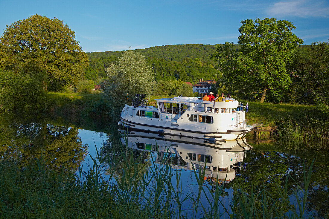 Houseboat in the Doubs-Rhine-Rhone-channel near Lock 48 Chaleze, Doubs, Region Franche-Comte, France, Europe