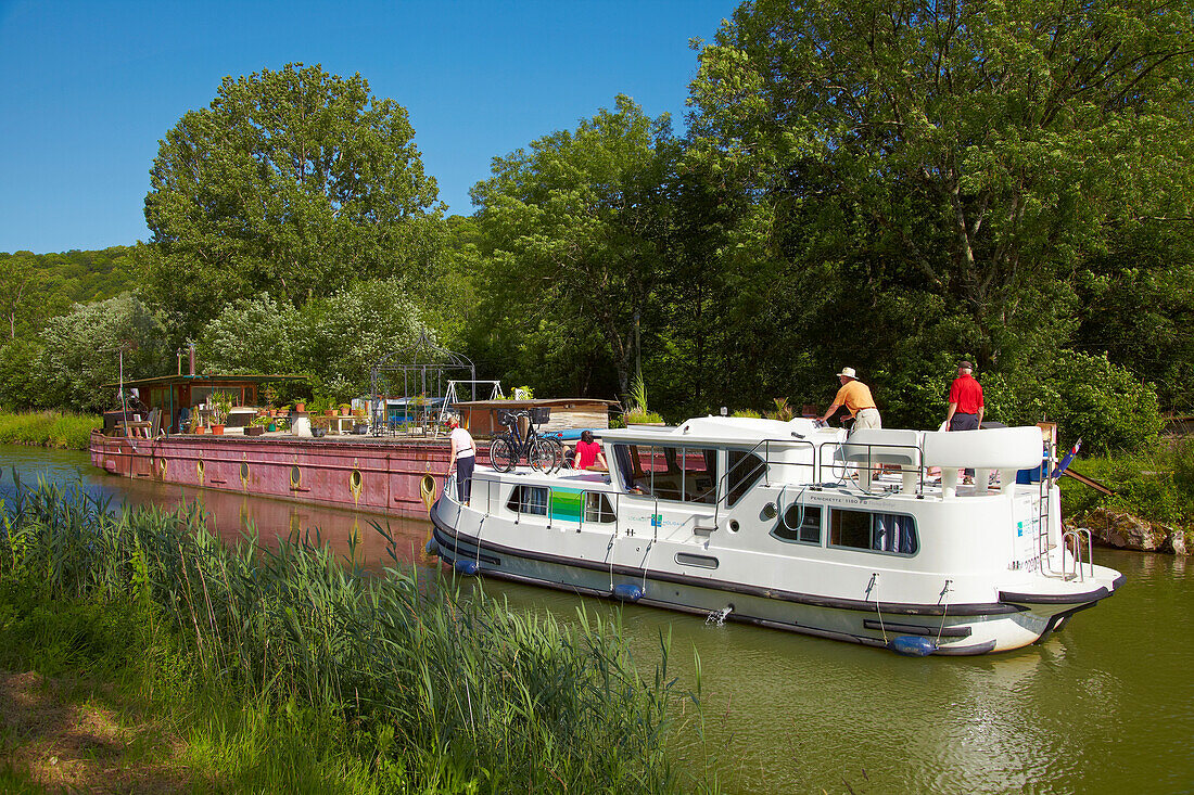 Hausboot auf dem Wasserweg Doubs-Rhein-Rhone-Kanal bei Doppelschleuse 54-55 Rancenay, PK 63, Doubs, Region Franche-Comte, Frankreich, Europa