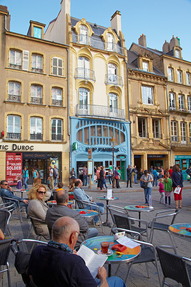 Straßencafe am Place St Jaques, Jugendstilhaus, Metz, Moselle, Region Alsace Lorraine, Elsass Lothringen, Frankreich, Europa