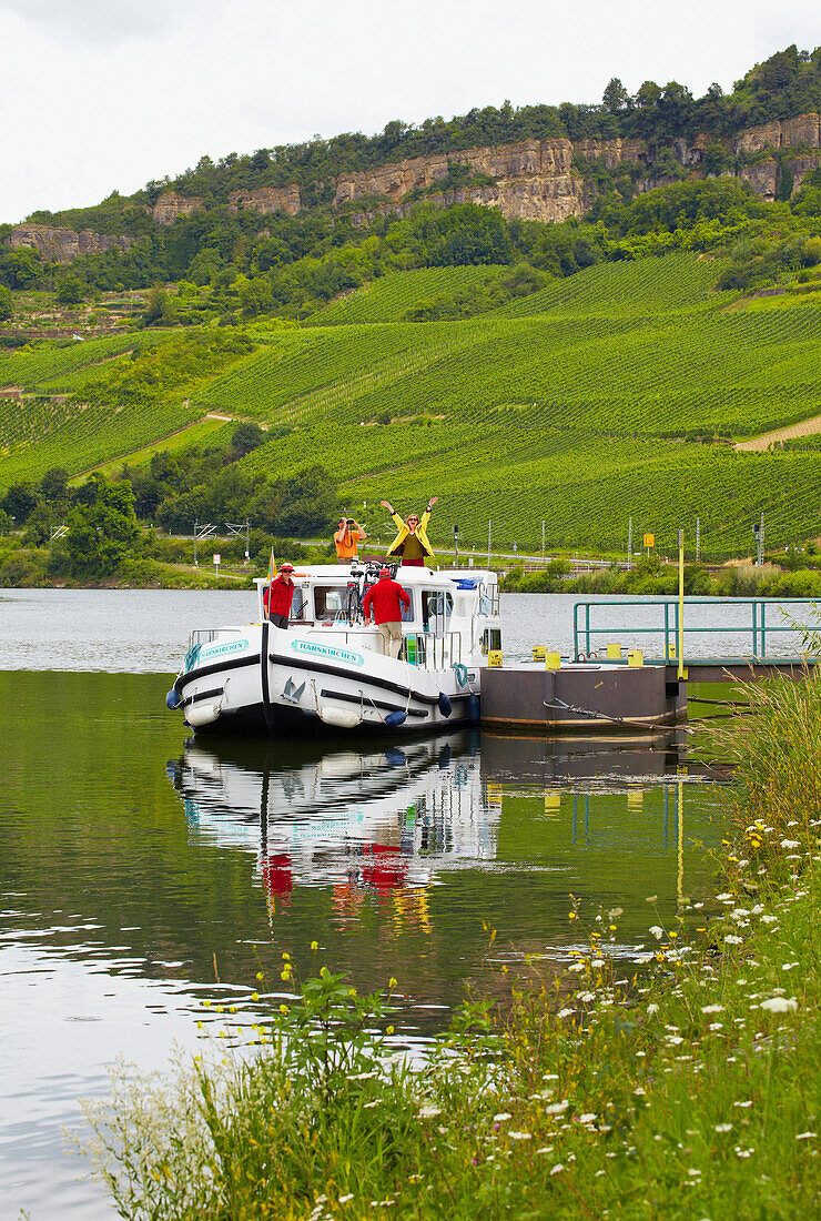 Hausboot mit Crew an der Anlegestelle von Nittel, Dolomitfelsen, Mosel, Deutschland und Luxemburg, Deutschland, Luxemburg, Europa