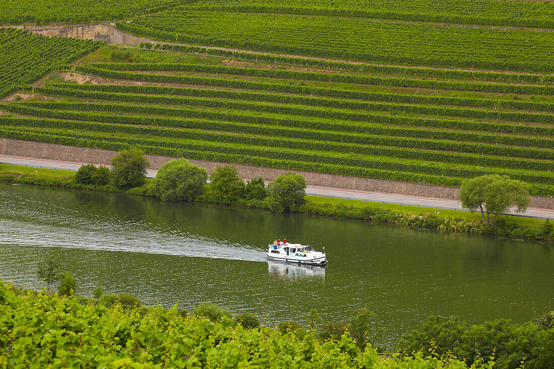 Hausboot auf der Mosel zwischen Deutschland und Luxemburg oberhalb von Nittel, Deutschland, Luxemburg, Europa